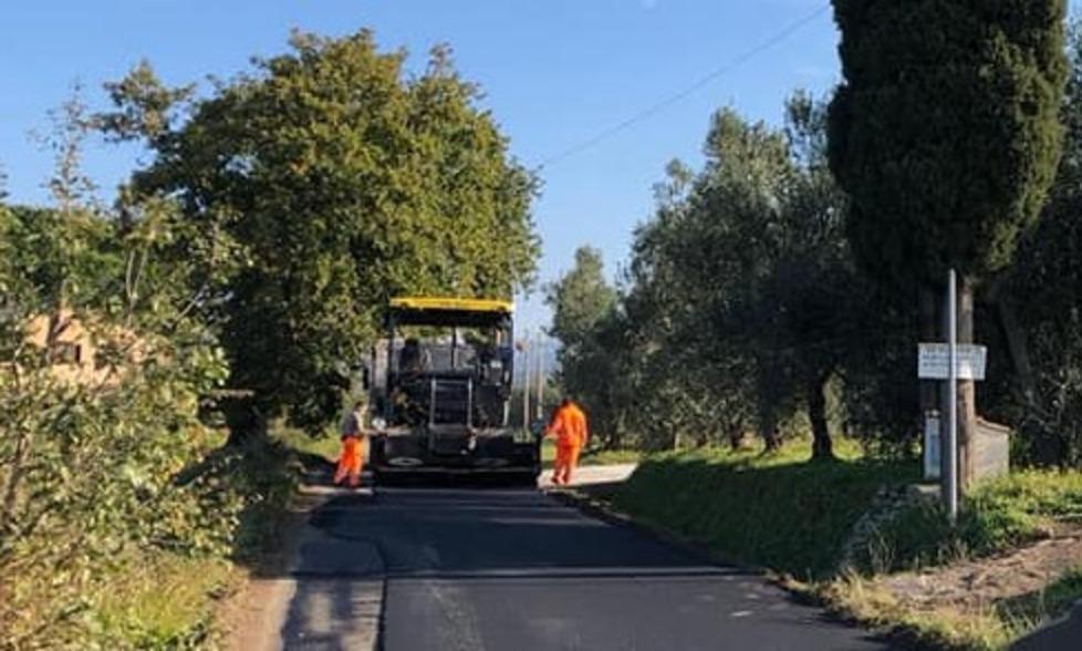 «Vergogna una via ridotta così» strada asfaltata, il cartello resta 
