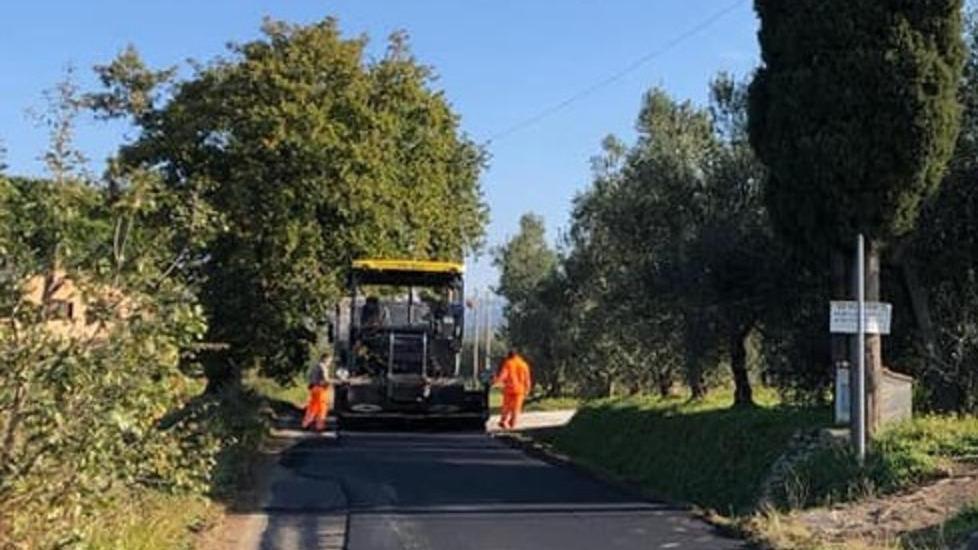 «Vergogna una via ridotta così» strada asfaltata, il cartello resta