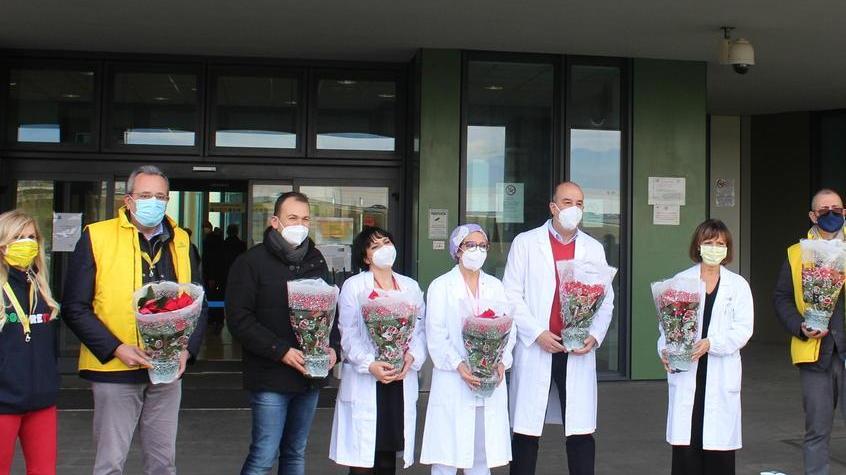 Tante Stelle di Natale in dono per dire grazie a medici e infermieri