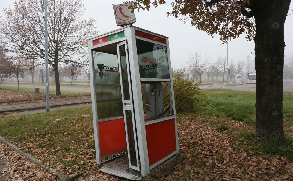 Legano una corda all’auto e tentano di sradicare una cabina telefonica 