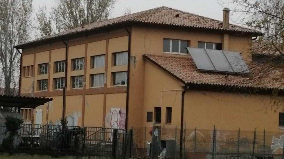 Ex scuola di via Mazzini tra vandali e degrado