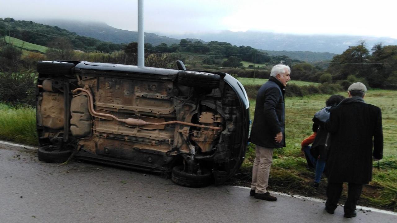 L’asfalto è viscido e l’auto si ribalta
