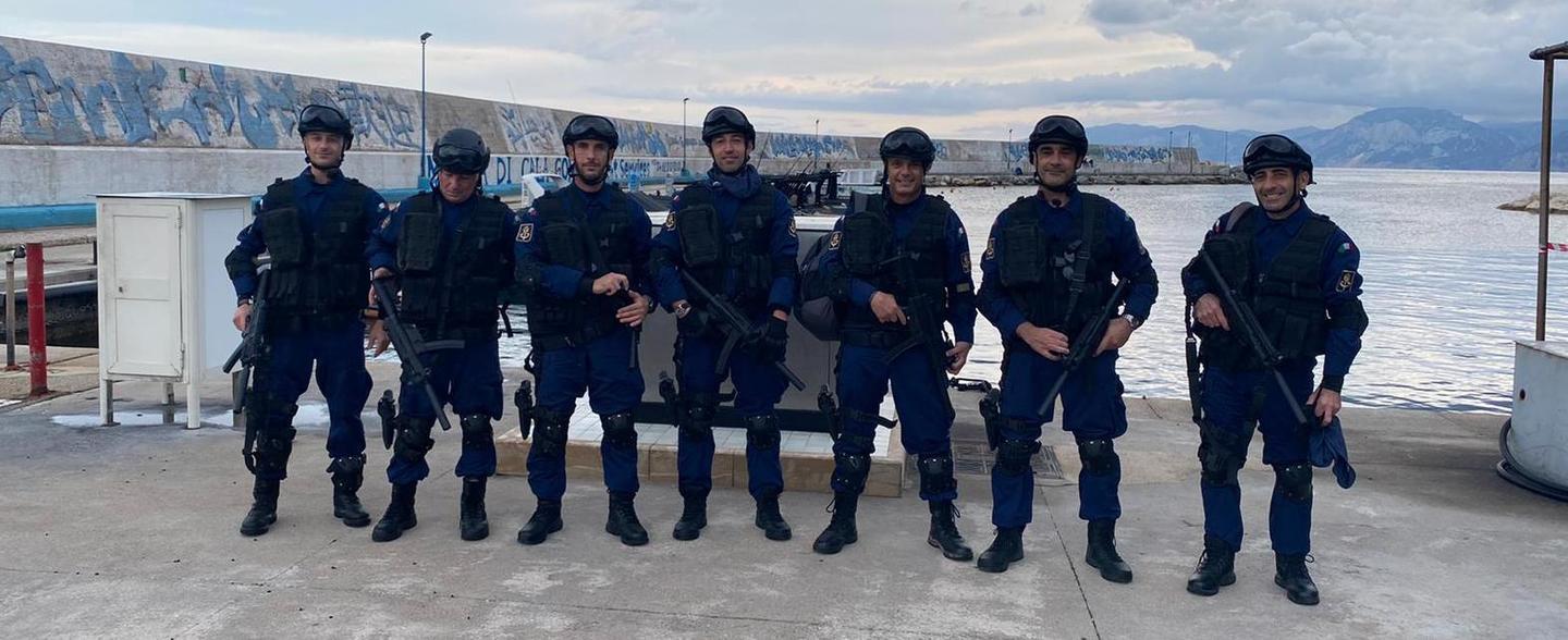 Cala Gonone fa il pienone con la troupe di Netflix 