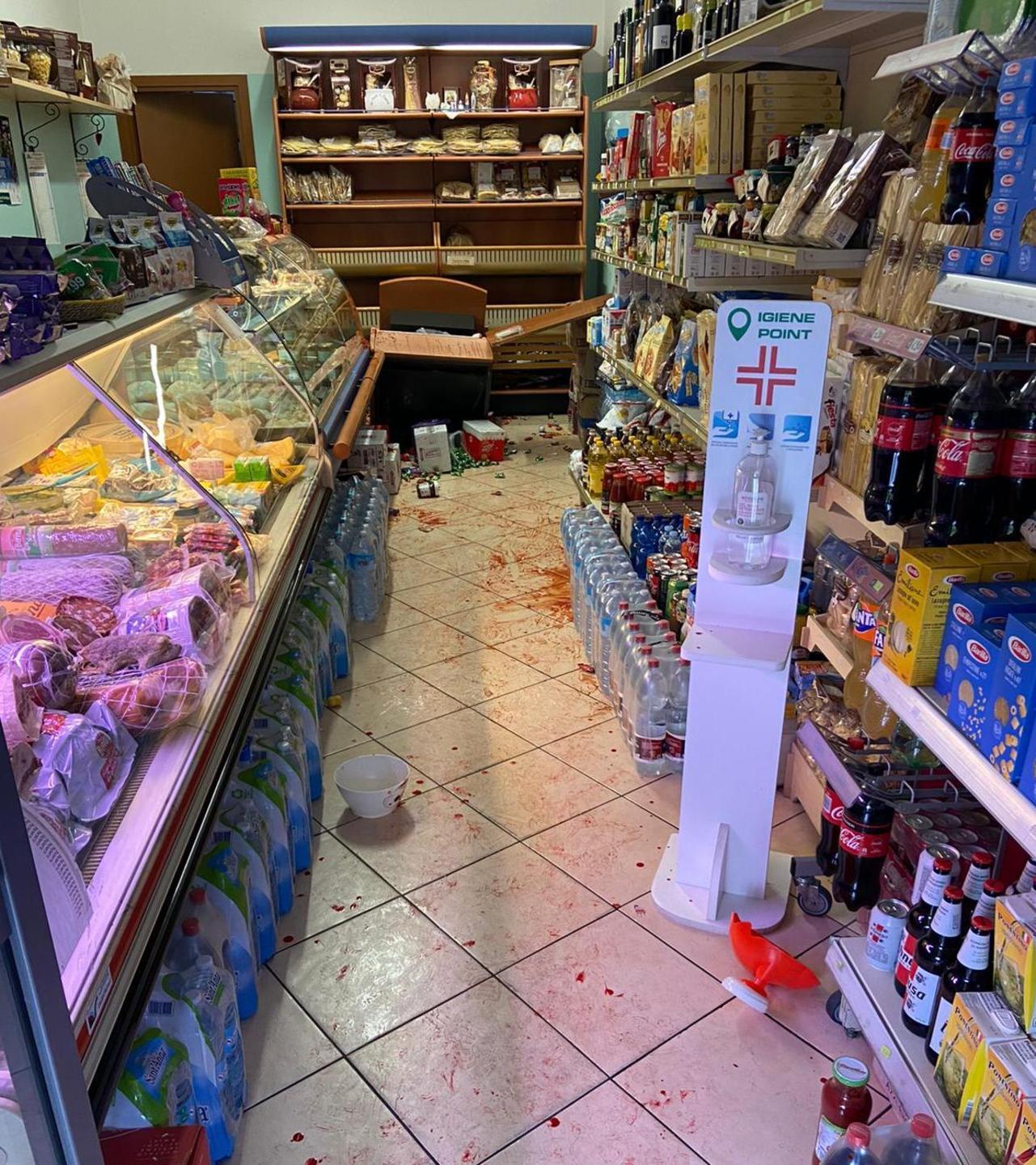 Aggressione in salumeria a Sorso: scattano 3 denunce 