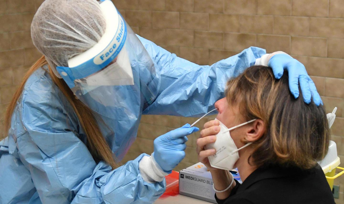 Il Covid-19 allenta la presa: i guariti superano i contagi 