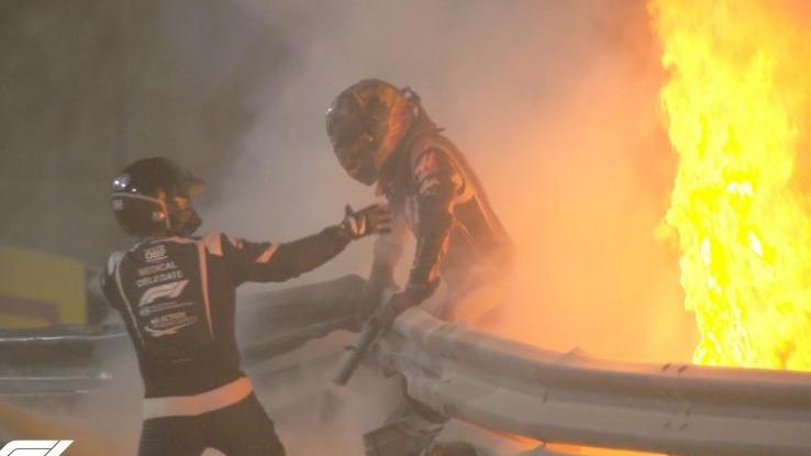 Otto secondi sospeso tra la vita e la morte, poi Grosjean scappa dall’inferno di fuoco