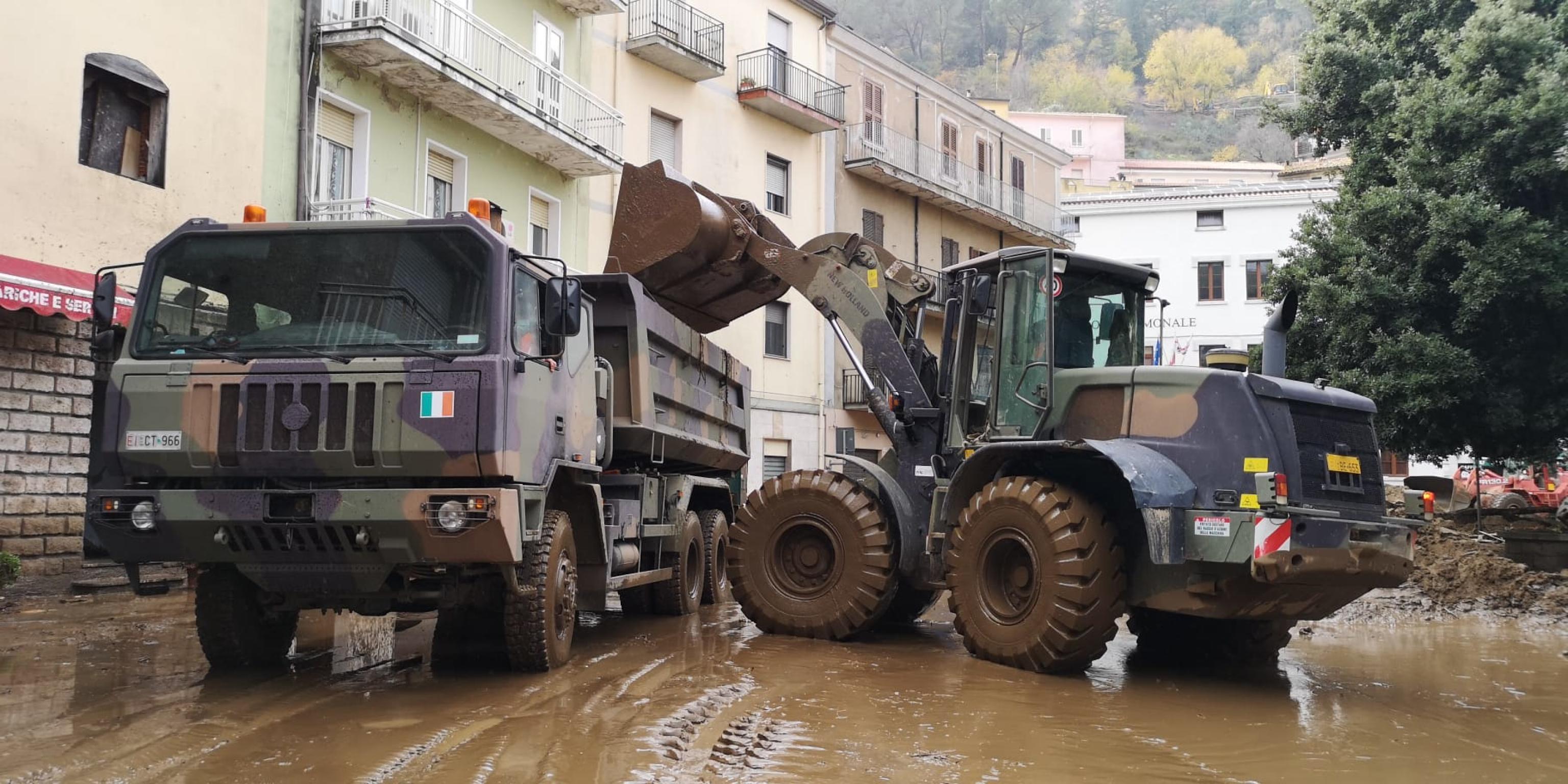 Mezzi dell'Esercito all'opera a Bitti (foto massimo locci)
