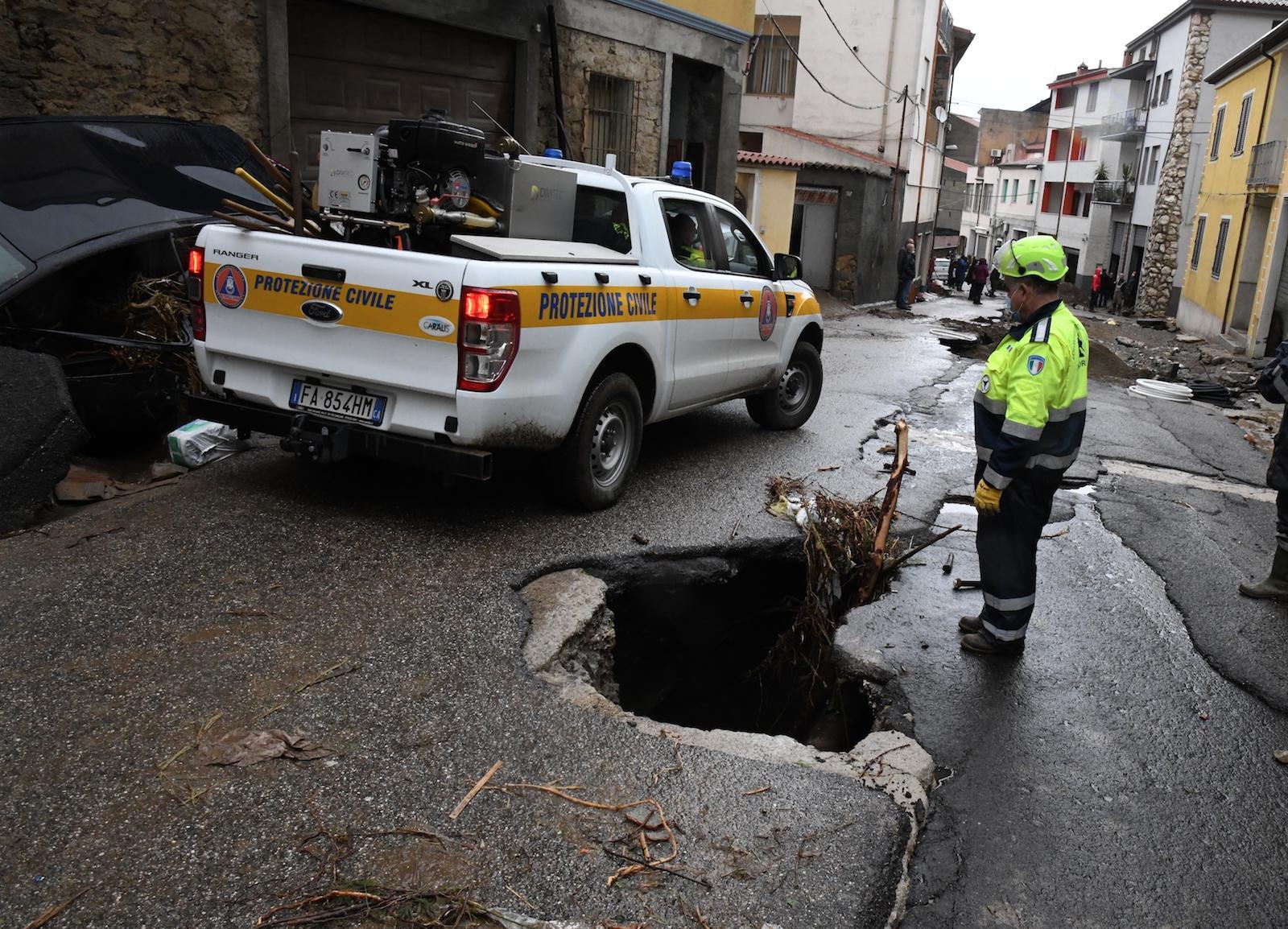 Soccorsi a Bitti dopo l'alluvione (foto massimo locci)
