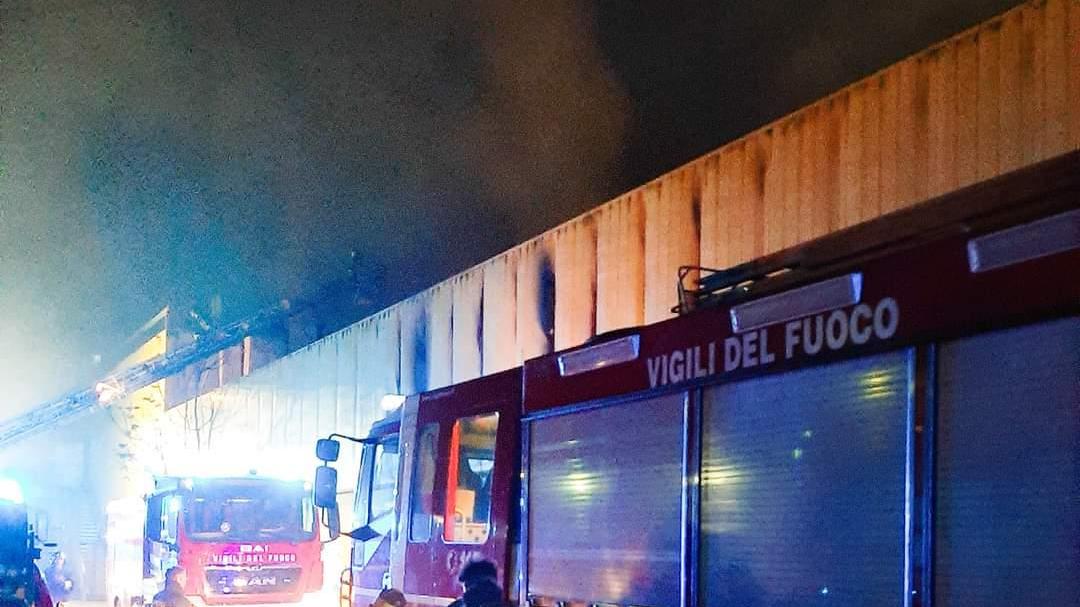 Incendio all'ex capannone della Giorgi Casa, indagini in corso