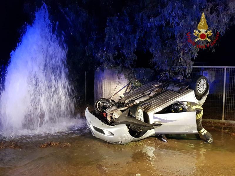 Sbatte con l'auto su un idrante e si rovescia in strada ad Assemini