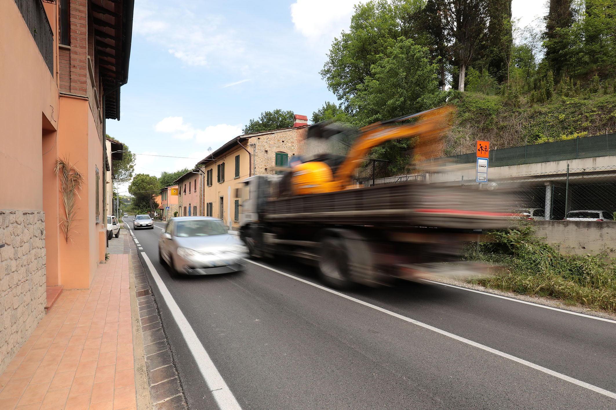 Una strada della frazione di Anselmo con molto traffico
