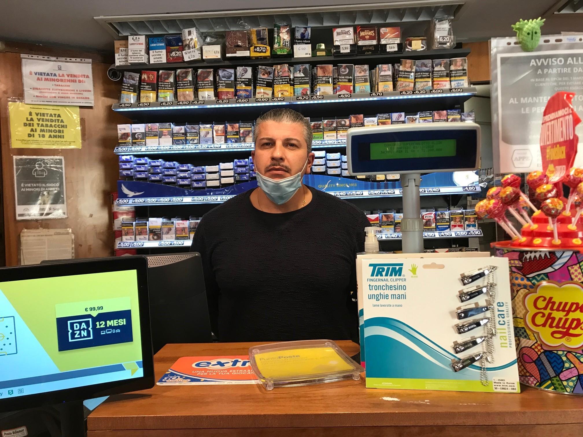 Marco Donati nel bar tabacchi di via Bologna