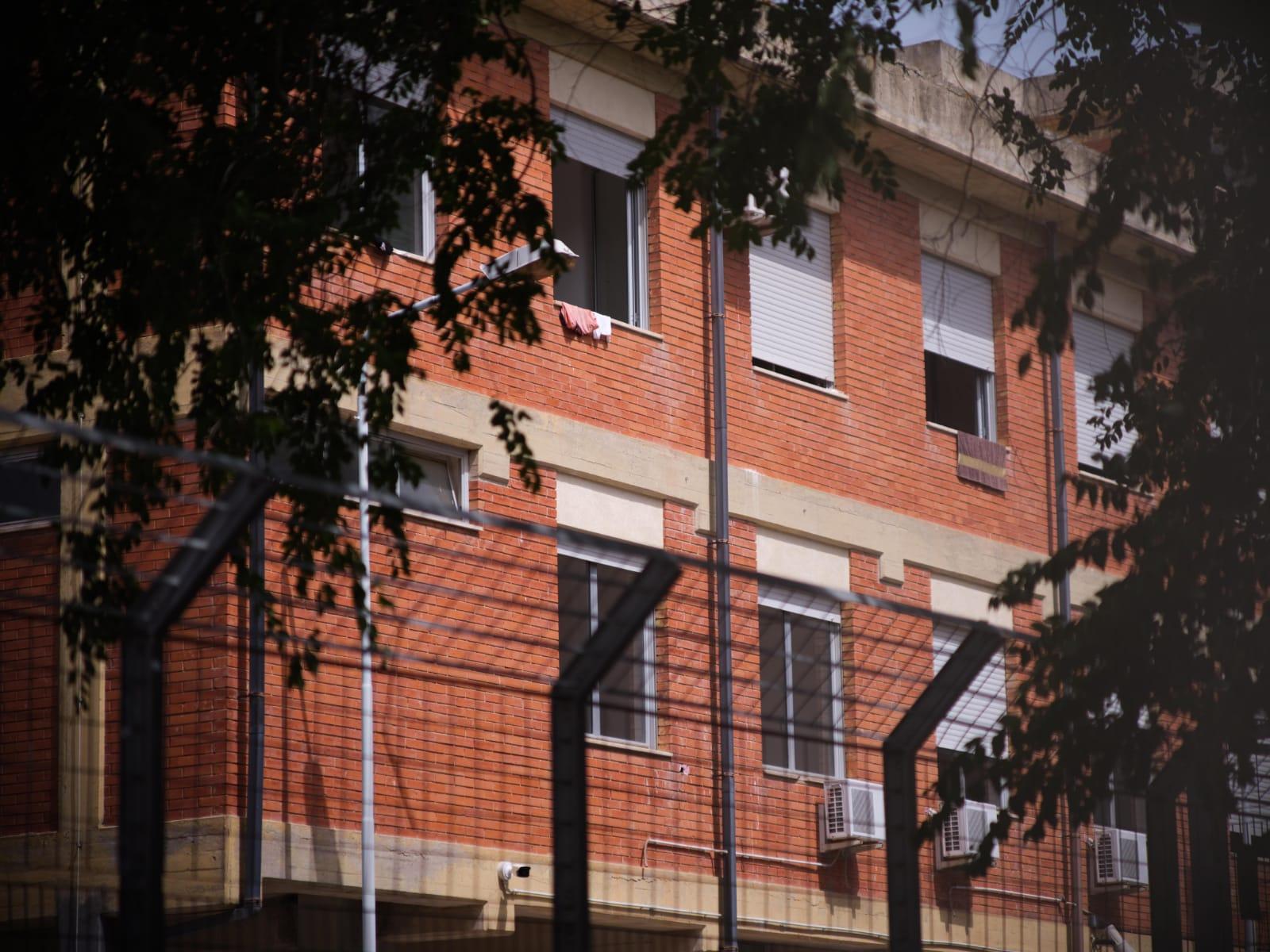 Lancia una bottiglia contro un carabiniere, arrestato migrante