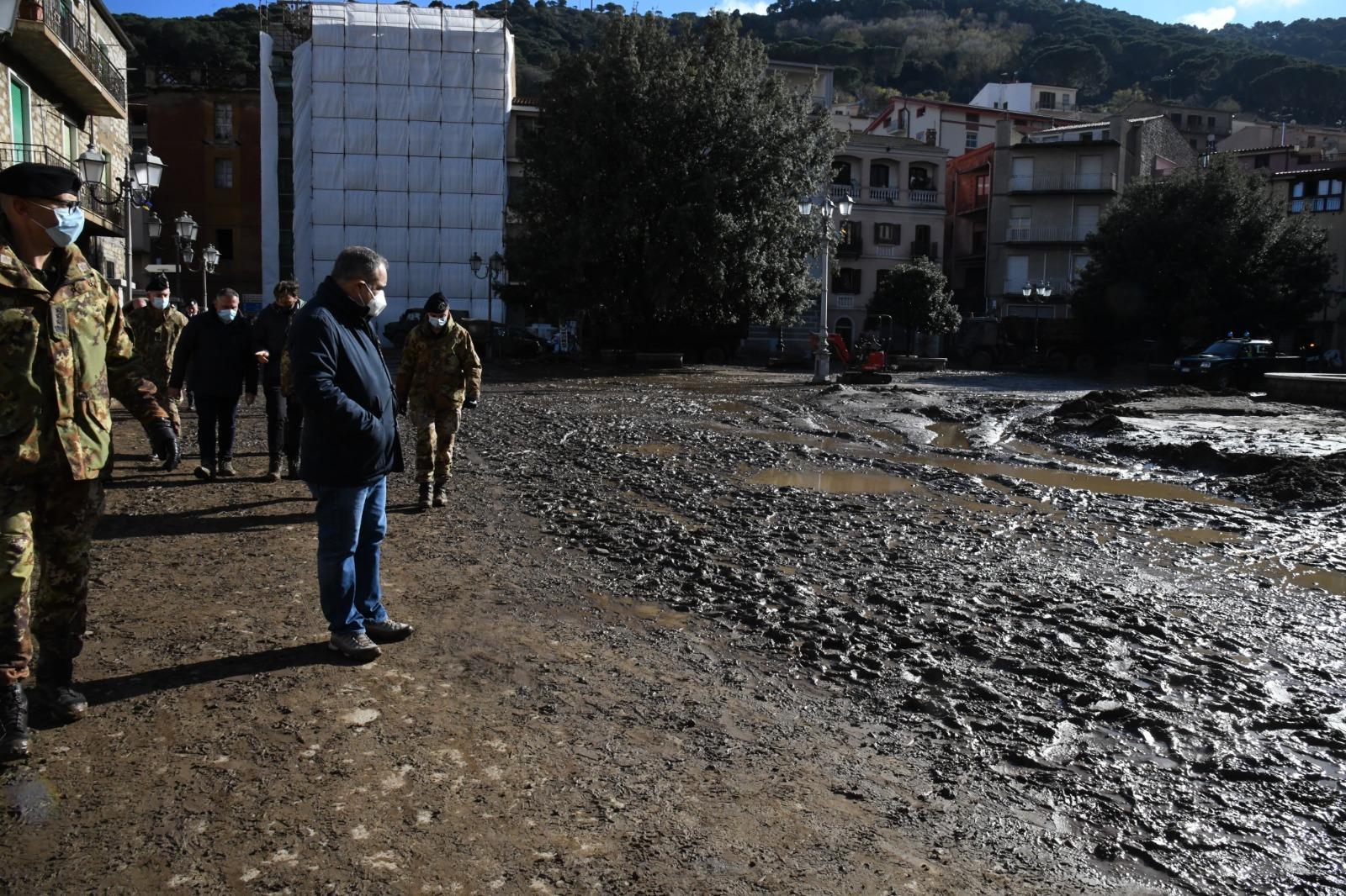 Il sottosegretario alla Difesa Giulio Calvisi a Bitti (foto Massimo Locci)