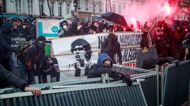 Francia: governo 'riscrive' articolo contestato in piazza