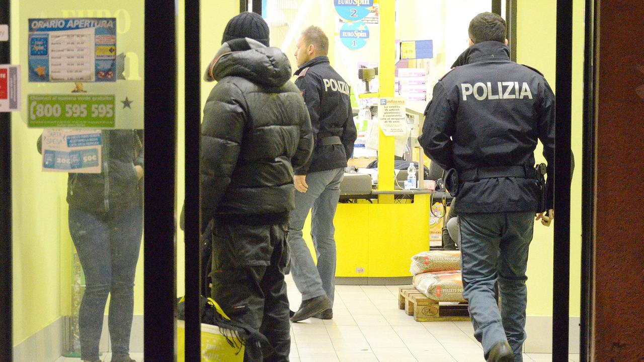 Reggio Emilia, negazionista va al supermercato senza mascherina: multato