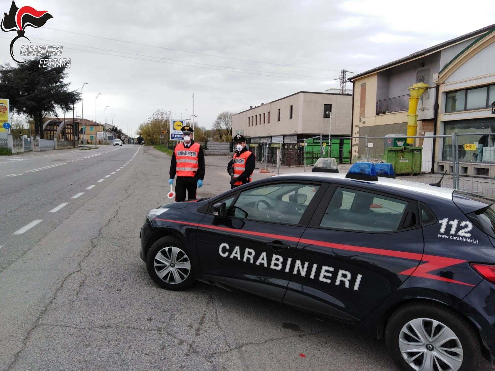 Controllo dei carabinieri in via Modena a Ferrara