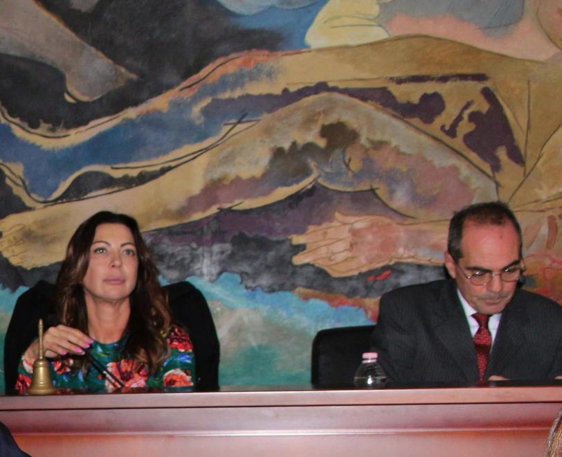 Partecipare al consiglio comunale dall’auto non dà diritto a votare, il caso a Viareggio