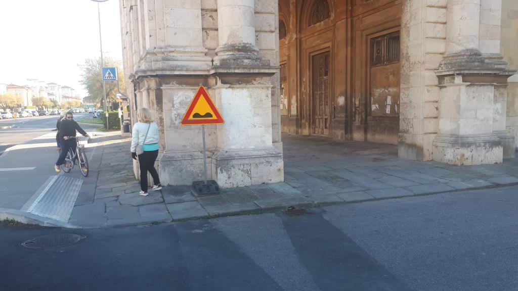Via le transenne da Barriera Margherita: «Bici e pedoni sotto la loggia in sicurezza» 