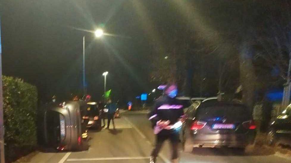 Colpisce un’auto e la ribalta su un lato
