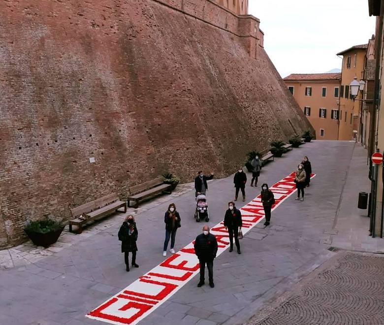 Scritta di 21 metri contro i femminicidi