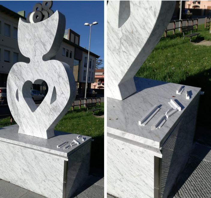 Vandalismi al monumento inaugurato il 10 ottobre 