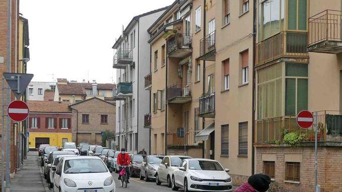 Esce di casa con 5 coltelli e danneggia una macchina