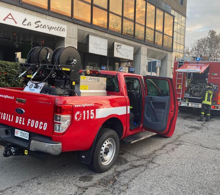 Fiamme in un negozio, allarme sotto la sede della Municipale 