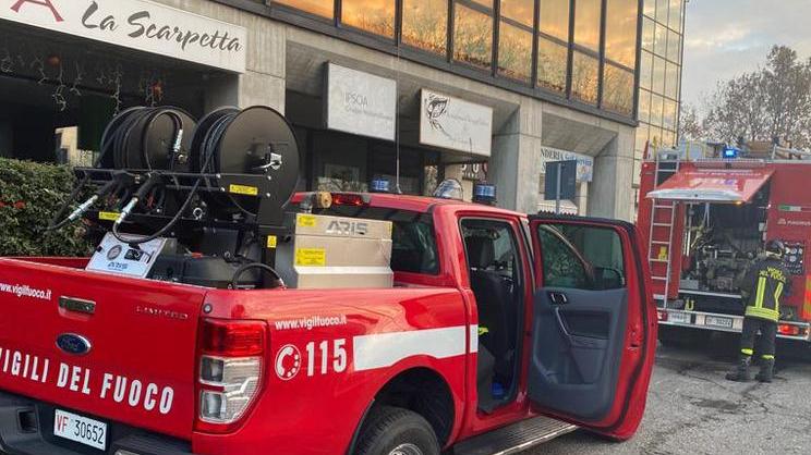 Fiamme in un negozio, allarme sotto la sede della Municipale