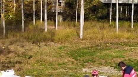 Montagna di rifiuti abbandonati sugli argini