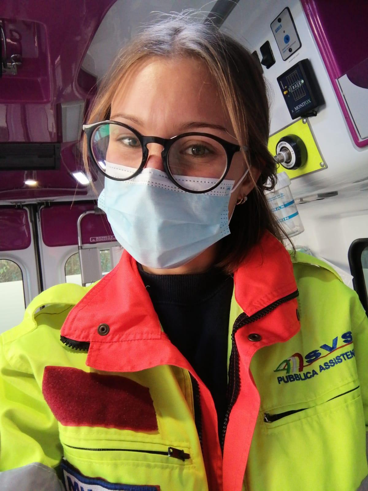 Anna, 17 anni, in prima linea sulle ambulanze: «Ho imparato a dare conforto con gli occhi» 