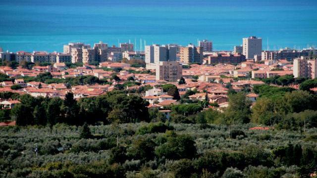 Rosignano, la giunta trova 735mila euro in bilancio per distribuire soldi a famiglie e imprese
