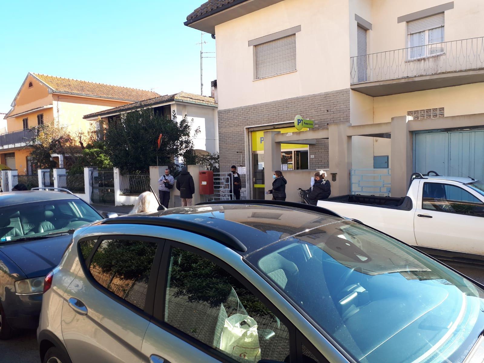 Un’impiegata sola e tanta gente in fila. Alle Poste scoppia la polemica 