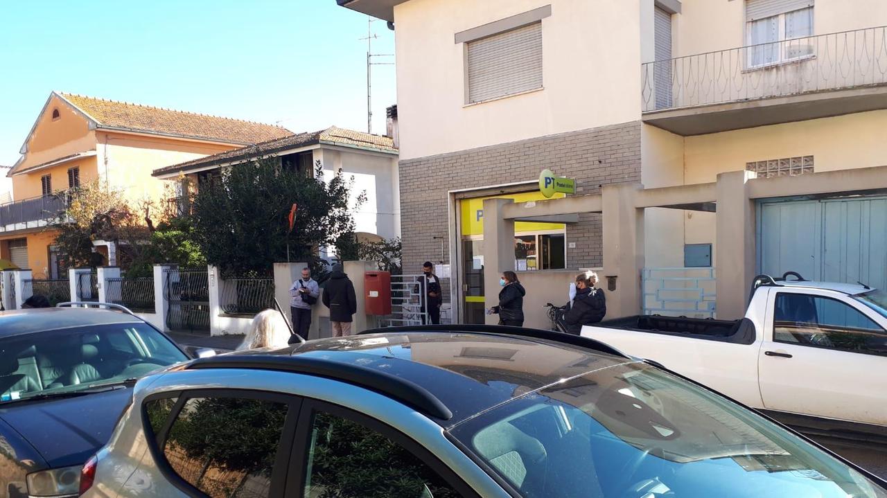 Un’impiegata sola e tanta gente in fila. Alle Poste scoppia la polemica