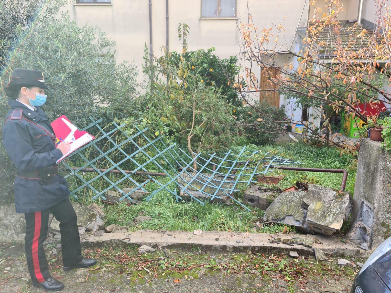 Santadi, ubriaco alla guida sfonda la recinzione di una casa