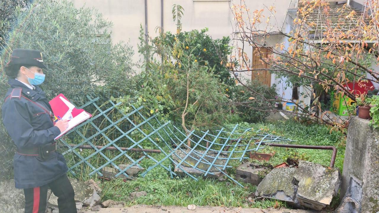 Santadi, ubriaco alla guida sfonda la recinzione di una casa
