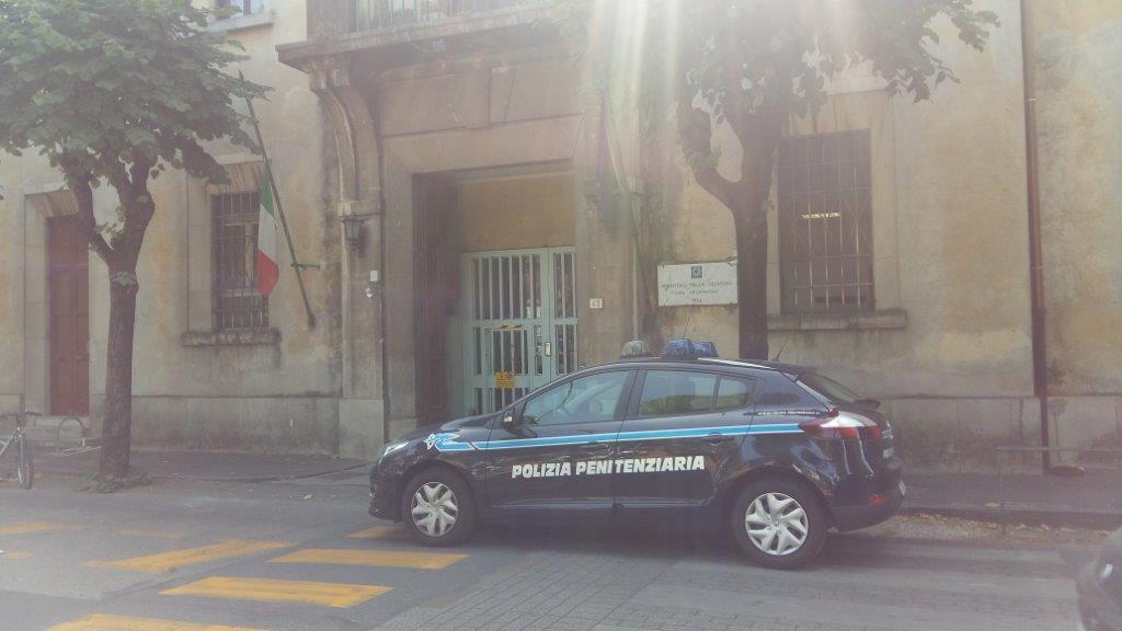 Prima il sesso in casa, poi la rapina: arrestato