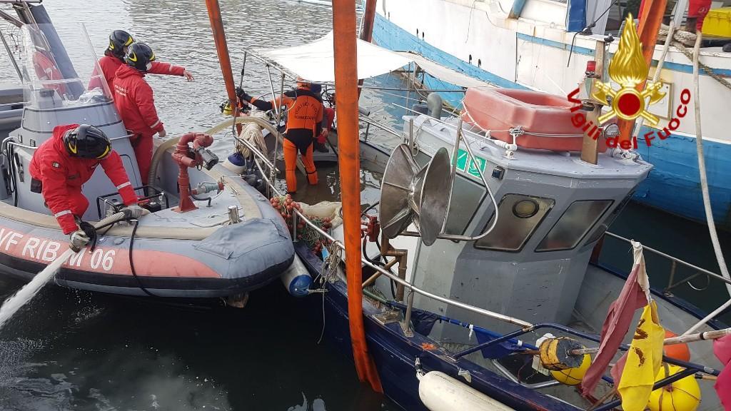 Il recupero dei pescherecci (foto vigili del fuoco)