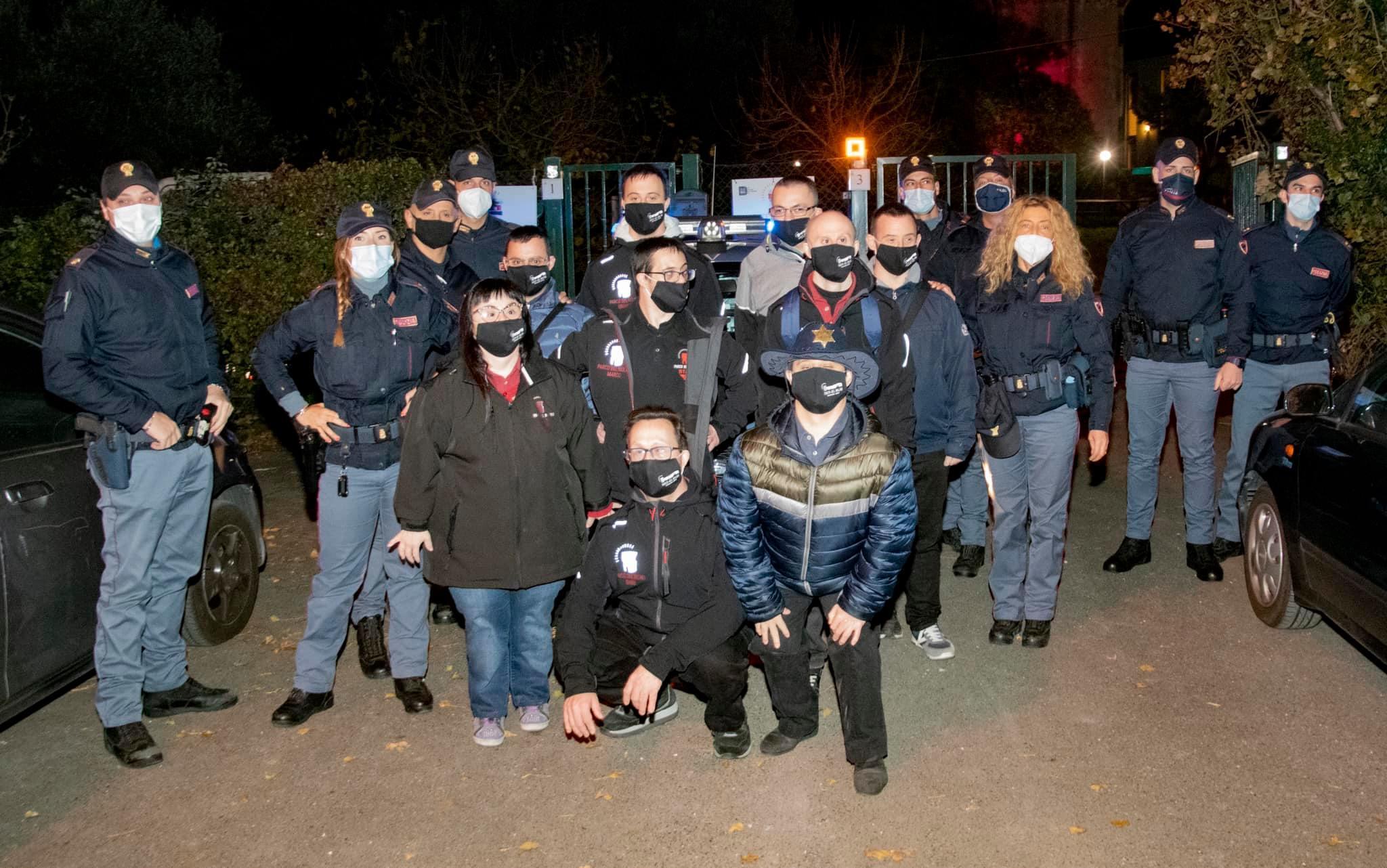 I poliziotti insieme ai ragazzi del Parco del Mulino