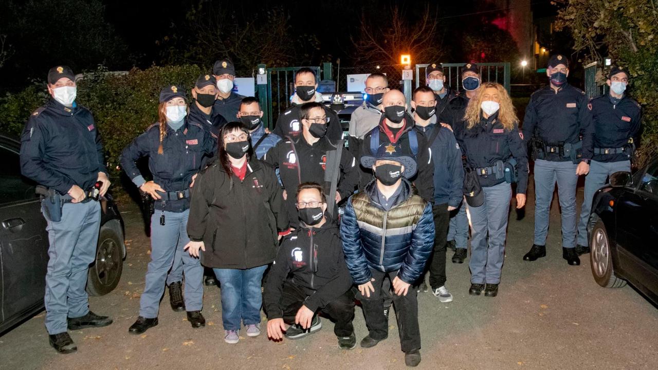 I poliziotti insieme ai ragazzi del Parco del Mulino