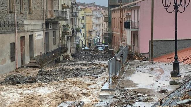 Alluvione in Sardegna, Bitti dà l'ultimo saluto alle tre vittime 