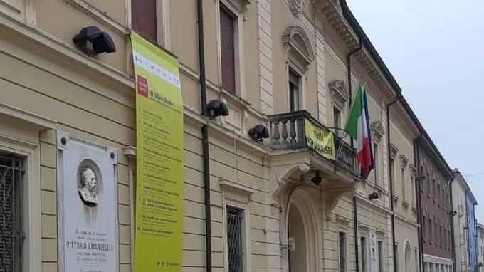 Contro gli “haters” della rete uno striscione con 10 regole