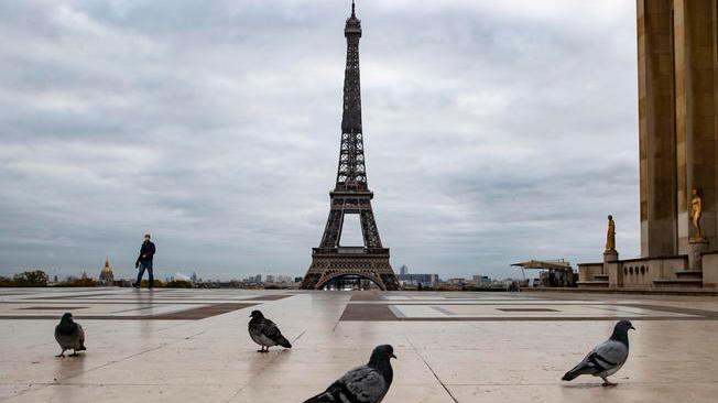Francia: venduto a 274.000 euro il troncone di una scala della Tour Eiffel 