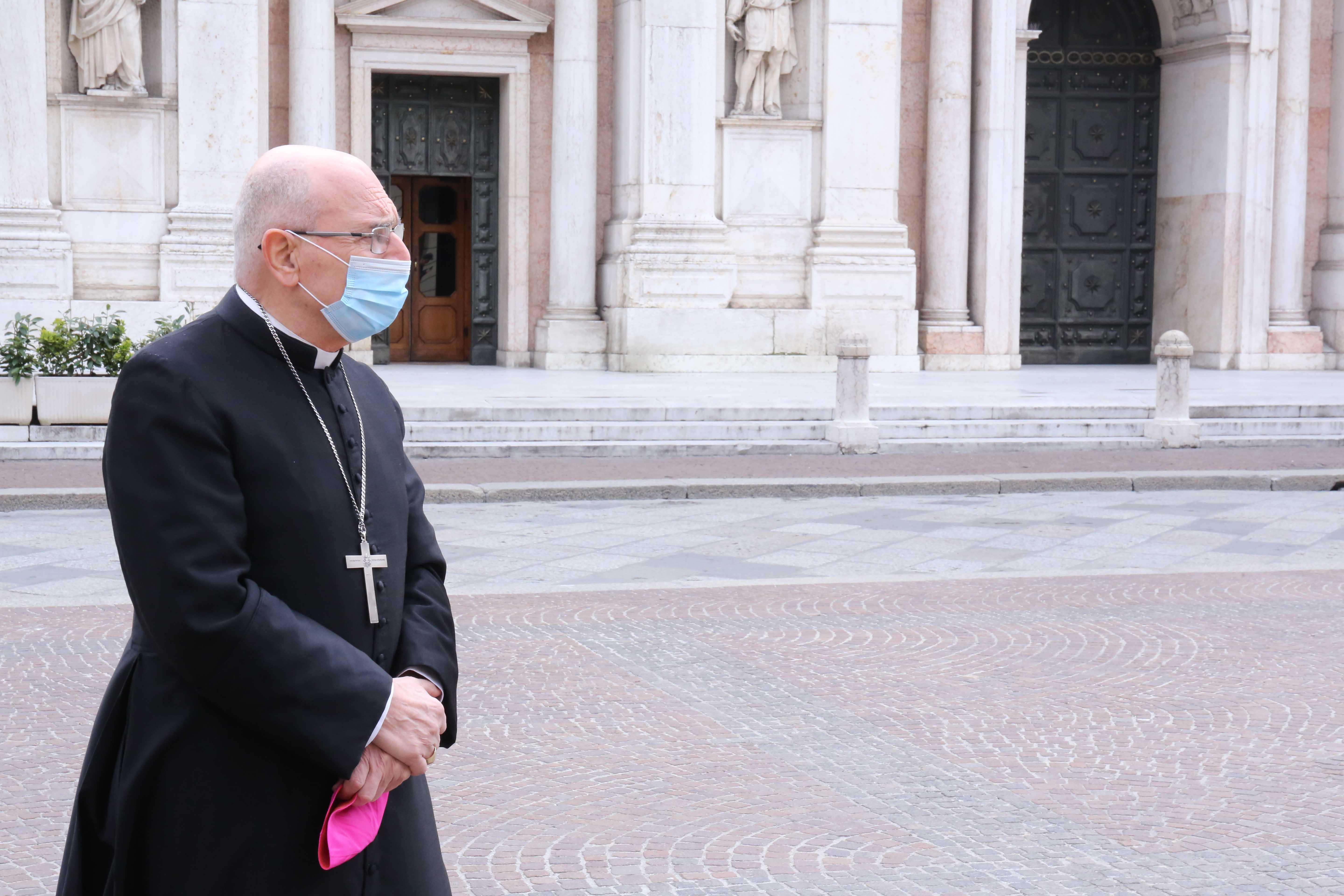 Covid e messe natalizie, il vescovo di Reggio Emilia: «Certo, mi atterrò alle disposizioni. Ma che differenza c’è tra le 20 e le 24?» 