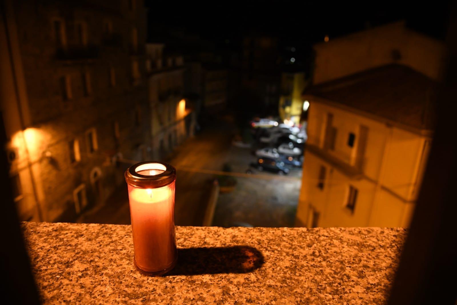 Un lumino sul davanzale di ogni finestra a Bitti per ricordare le vittime dell'alluvione (le foto sono di Massimo Locci)