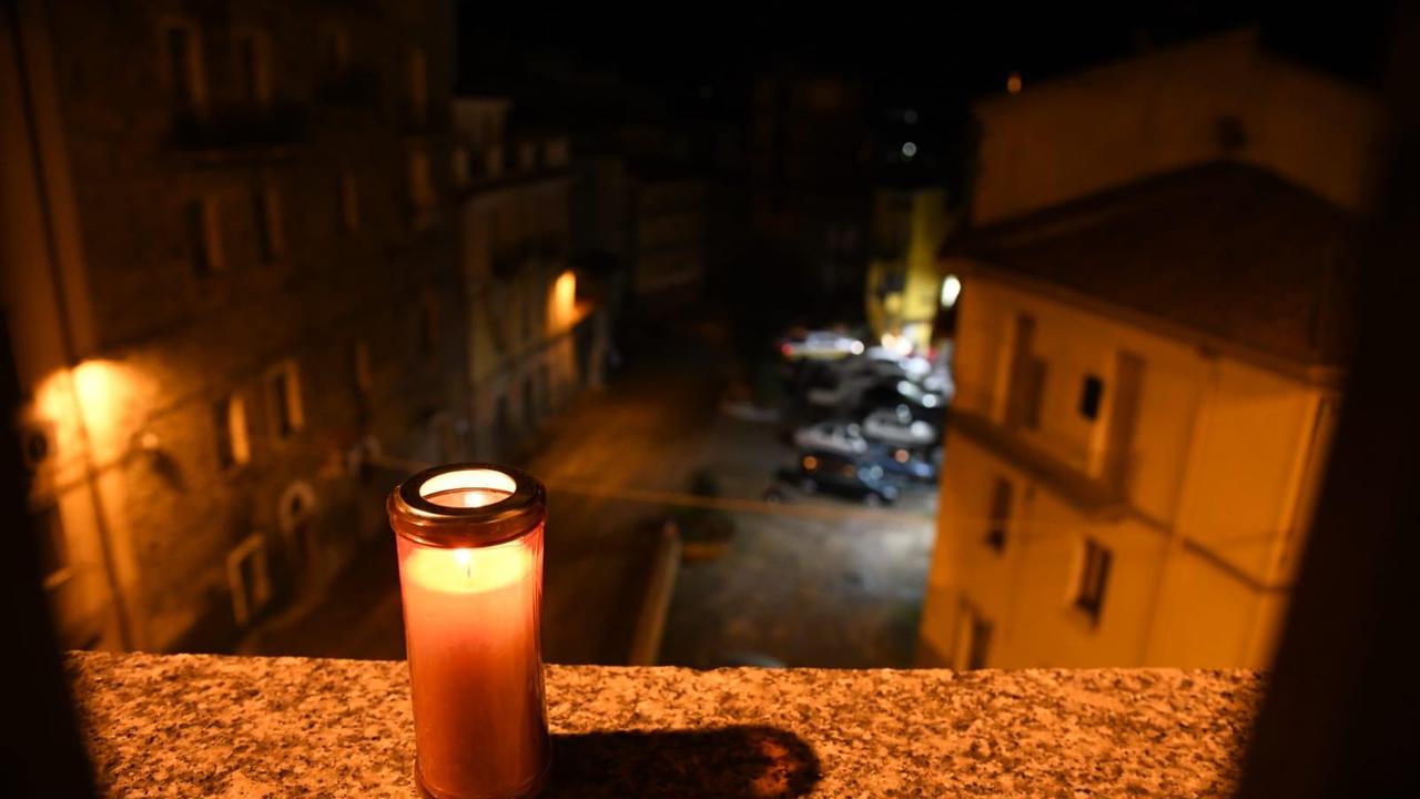 Un lumino sul davanzale di ogni finestra a Bitti per ricordare le vittime dell'alluvione (le foto sono di Massimo Locci)