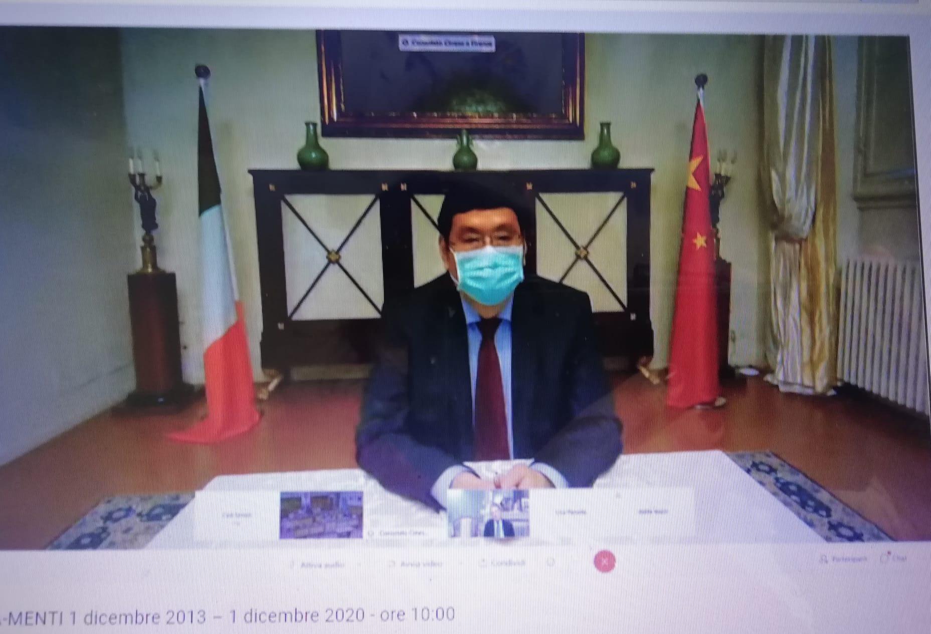 Il console cinese durante il collegamento in diretta