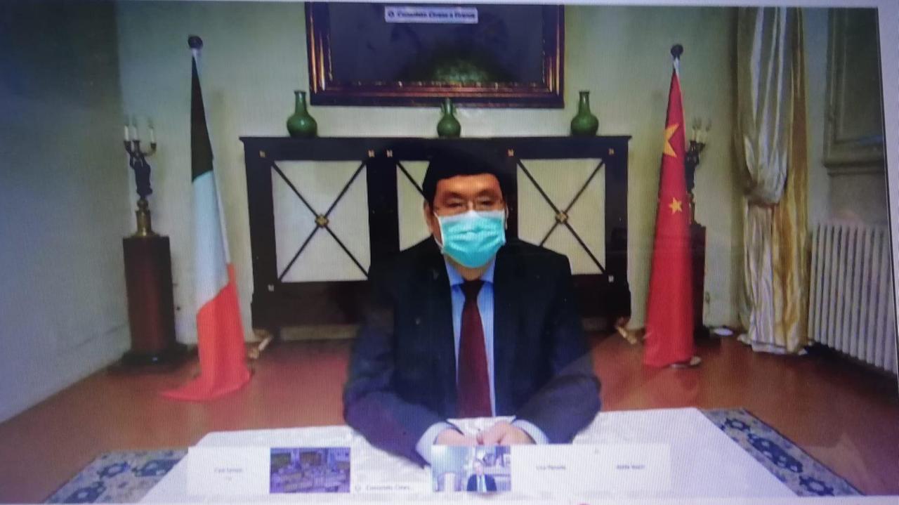 Il console cinese durante il collegamento in diretta