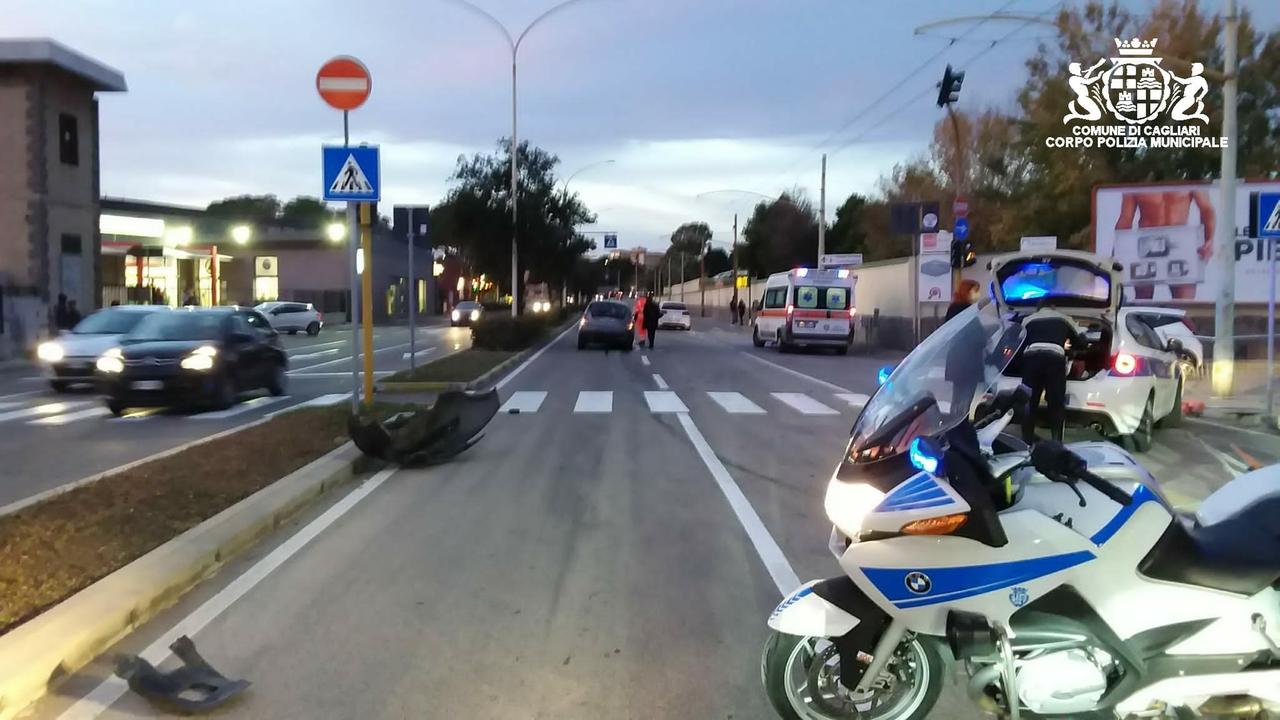 Ventenne ubriaco a Cagliari si scontra con un'auto, sbatte su una recinzione e urta 2 ciclisti
