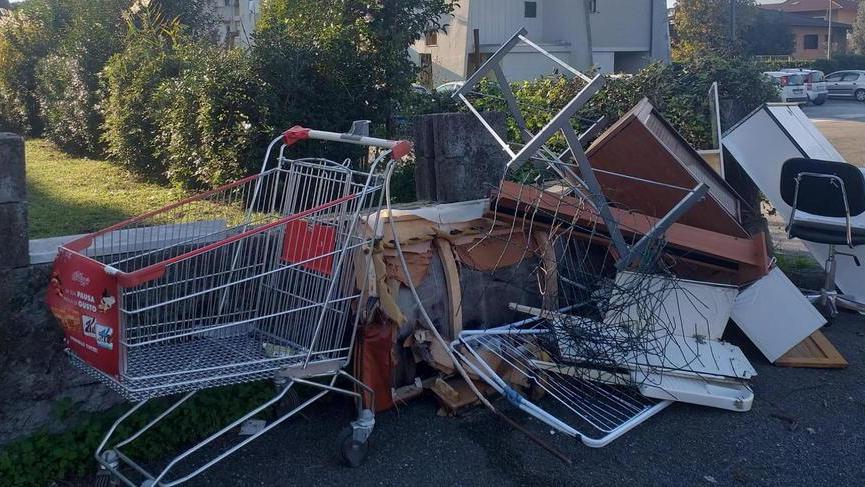 «Rifiuti in strada, abbandonato anche un carrello»